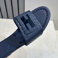 芬迪 Fendi 2026春夏新款果冻色懒人沙滩女鞋 F家字母logo平底圆头镂空露趾凉拖鞋材质:鞋面进 芬迪 Fendi 2026春夏新款果冻色懒人沙滩女鞋 F家字母logo平底圆头镂空露趾凉拖鞋材质:鞋面进