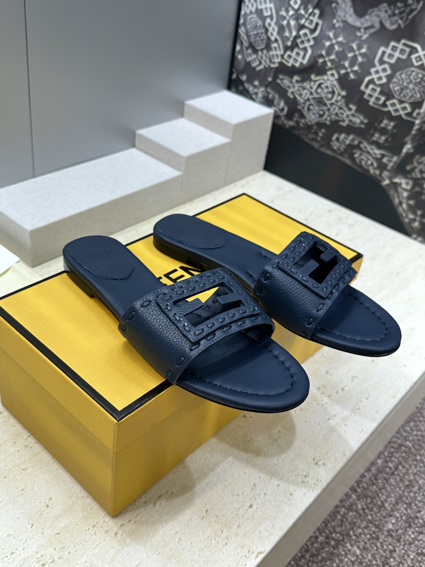 芬迪 Fendi 2026春夏新款果冻色懒人沙滩女鞋 F家字母logo平底圆头镂空露趾凉拖鞋材质：鞋面进