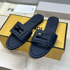 芬迪 Fendi 2026春夏新款果冻色懒人沙滩女鞋 F家字母logo平底圆头镂空露趾凉拖鞋材质:鞋面进 芬迪 Fendi 2026春夏新款果冻色懒人沙滩女鞋 F家字母logo平底圆头镂空露趾凉拖鞋材质:鞋面进