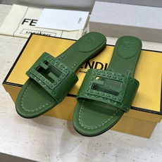 芬迪 Fendi 2026春夏新款果冻色懒人沙滩女鞋 F家字母logo平底圆头镂空露趾凉拖鞋材质:鞋面进 芬迪 Fendi 2026春夏新款果冻色懒人沙滩女鞋 F家字母logo平底圆头镂空露趾凉拖鞋材质:鞋面进