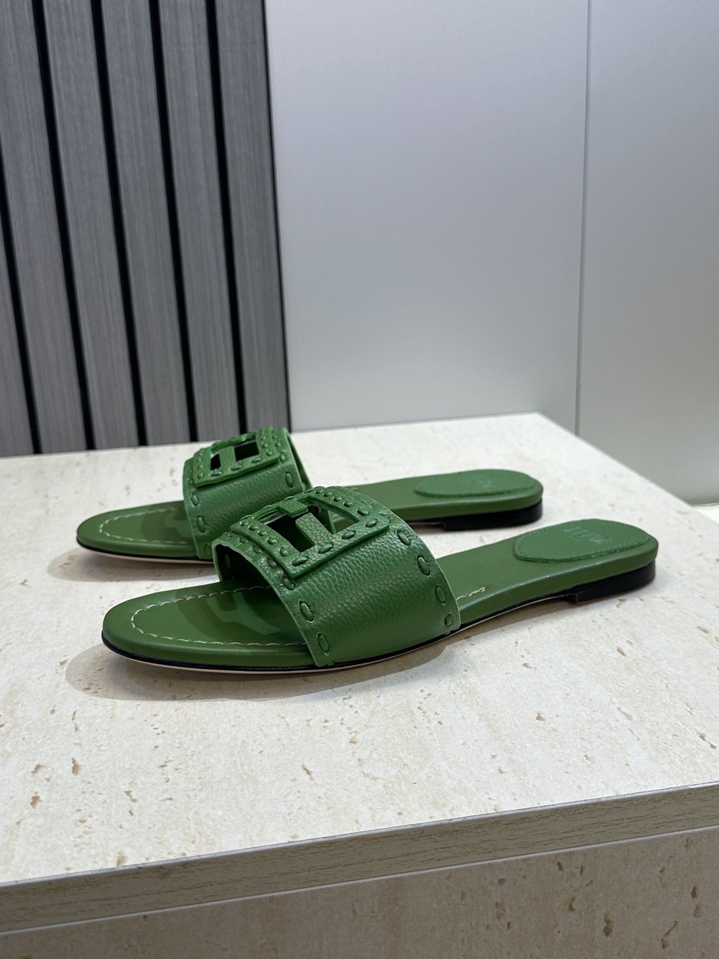 芬迪 Fendi 2026春夏新款果冻色懒人沙滩女鞋 F家字母logo平底圆头镂空露趾凉拖鞋材质:鞋面进 芬迪 Fendi 2026春夏新款果冻色懒人沙滩女鞋 F家字母logo平底圆头镂空露趾凉拖鞋材质:鞋面进