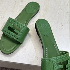 芬迪 Fendi 2026春夏新款果冻色懒人沙滩女鞋 F家字母logo平底圆头镂空露趾凉拖鞋材质:鞋面进 芬迪 Fendi 2026春夏新款果冻色懒人沙滩女鞋 F家字母logo平底圆头镂空露趾凉拖鞋材质:鞋面进