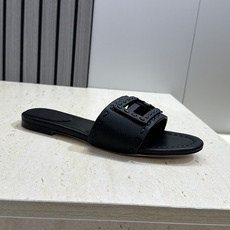 芬迪 Fendi 2026春夏新款果冻色懒人沙滩女鞋 F家字母logo平底圆头镂空露趾凉拖鞋材质:鞋面进 芬迪 Fendi 2026春夏新款果冻色懒人沙滩女鞋 F家字母logo平底圆头镂空露趾凉拖鞋材质:鞋面进