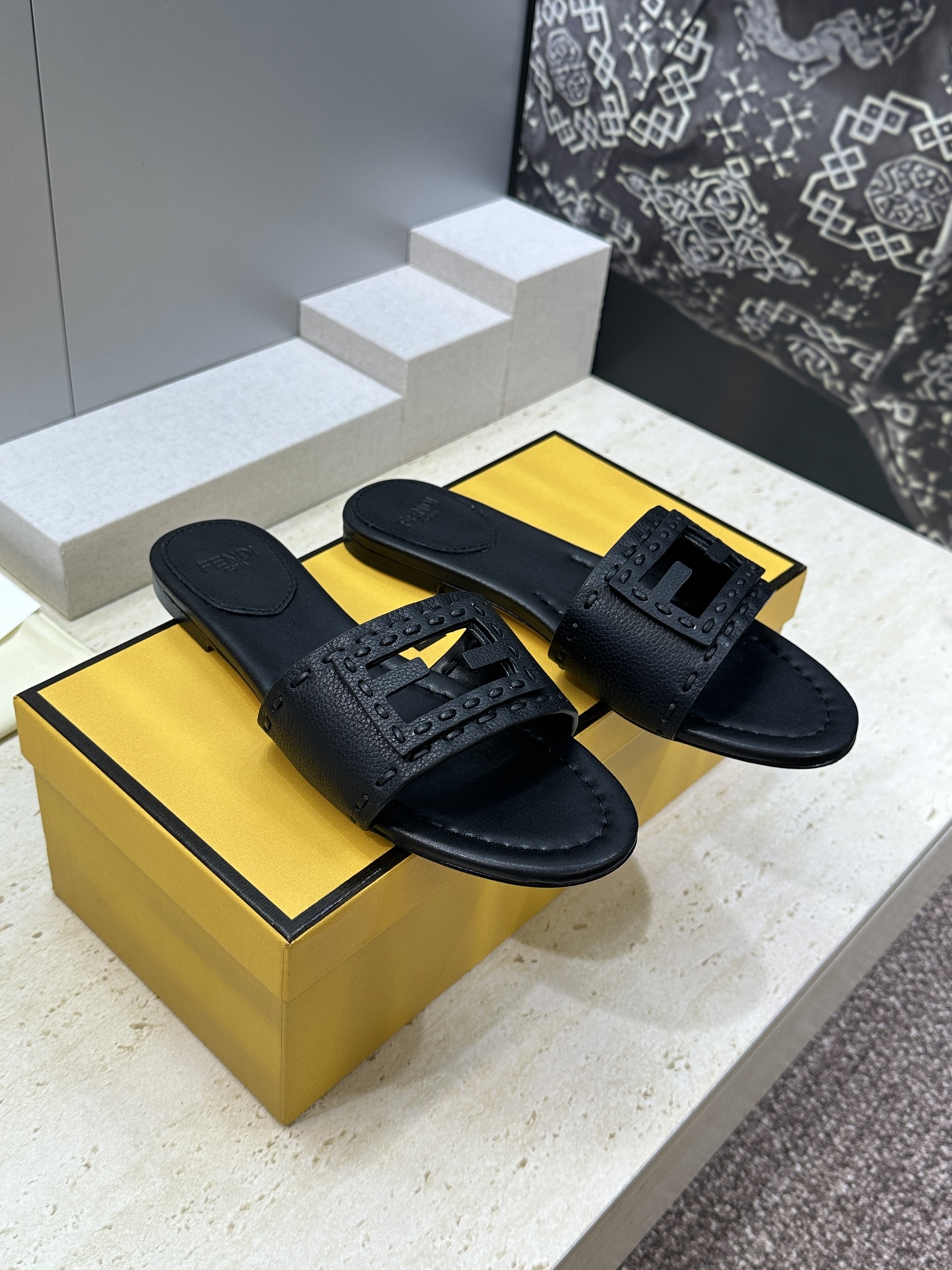 芬迪 Fendi 2026春夏新款果冻色懒人沙滩女鞋 F家字母logo平底圆头镂空露趾凉拖鞋材质：鞋面进