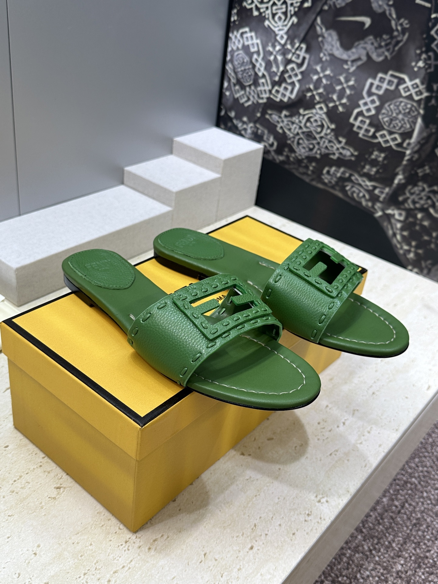 芬迪 Fendi 2026春夏新款果冻色懒人沙滩女鞋 F家字母logo平底圆头镂空露趾凉拖鞋材质：鞋面进