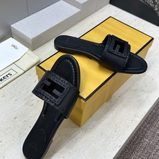 芬迪 Fendi 2026春夏新款果冻色懒人沙滩女鞋 F家字母logo平底圆头镂空露趾凉拖鞋材质:鞋面进 芬迪 Fendi 2026春夏新款果冻色懒人沙滩女鞋 F家字母logo平底圆头镂空露趾凉拖鞋材质:鞋面进