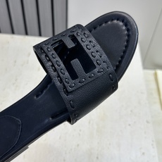 芬迪 Fendi 2026春夏新款果冻色懒人沙滩女鞋 F家字母logo平底圆头镂空露趾凉拖鞋材质:鞋面进 芬迪 Fendi 2026春夏新款果冻色懒人沙滩女鞋 F家字母logo平底圆头镂空露趾凉拖鞋材质:鞋面进