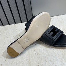 芬迪 Fendi 2026春夏新款果冻色懒人沙滩女鞋 F家字母logo平底圆头镂空露趾凉拖鞋材质:鞋面进 芬迪 Fendi 2026春夏新款果冻色懒人沙滩女鞋 F家字母logo平底圆头镂空露趾凉拖鞋材质:鞋面进