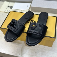 芬迪 Fendi 2026春夏新款果冻色懒人沙滩女鞋 F家字母logo平底圆头镂空露趾凉拖鞋材质:鞋面进 芬迪 Fendi 2026春夏新款果冻色懒人沙滩女鞋 F家字母logo平底圆头镂空露趾凉拖鞋材质:鞋面进