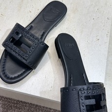 芬迪 Fendi 2026春夏新款果冻色懒人沙滩女鞋 F家字母logo平底圆头镂空露趾凉拖鞋材质:鞋面进 芬迪 Fendi 2026春夏新款果冻色懒人沙滩女鞋 F家字母logo平底圆头镂空露趾凉拖鞋材质:鞋面进