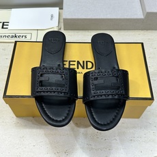 芬迪 Fendi 2026春夏新款果冻色懒人沙滩女鞋 F家字母logo平底圆头镂空露趾凉拖鞋材质:鞋面进 芬迪 Fendi 2026春夏新款果冻色懒人沙滩女鞋 F家字母logo平底圆头镂空露趾凉拖鞋材质:鞋面进