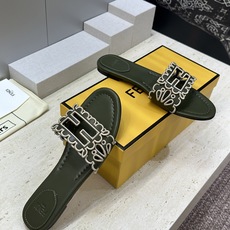 芬迪 Fendi 2026春夏新款果冻色懒人沙滩女鞋 F家字母logo拼色电绣平底圆头镂空露趾凉拖鞋材质 芬迪 Fendi 2026春夏新款果冻色懒人沙滩女鞋 F家字母logo拼色电绣平底圆头镂空露趾凉拖鞋材质