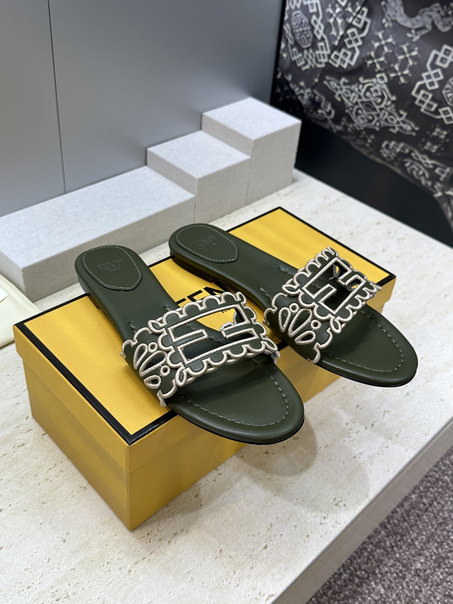 芬迪 Fendi 2026春夏新款果冻色懒人沙滩女鞋 F家字母logo拼色电绣平底圆头镂空露趾凉拖鞋材质