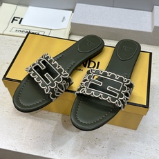 芬迪 Fendi 2026春夏新款果冻色懒人沙滩女鞋 F家字母logo拼色电绣平底圆头镂空露趾凉拖鞋材质 芬迪 Fendi 2026春夏新款果冻色懒人沙滩女鞋 F家字母logo拼色电绣平底圆头镂空露趾凉拖鞋材质