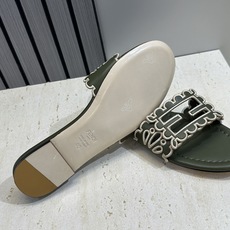 芬迪 Fendi 2026春夏新款果冻色懒人沙滩女鞋 F家字母logo拼色电绣平底圆头镂空露趾凉拖鞋材质 芬迪 Fendi 2026春夏新款果冻色懒人沙滩女鞋 F家字母logo拼色电绣平底圆头镂空露趾凉拖鞋材质