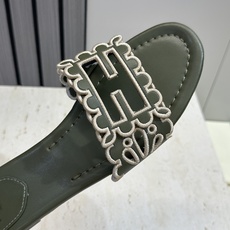 芬迪 Fendi 2026春夏新款果冻色懒人沙滩女鞋 F家字母logo拼色电绣平底圆头镂空露趾凉拖鞋材质 芬迪 Fendi 2026春夏新款果冻色懒人沙滩女鞋 F家字母logo拼色电绣平底圆头镂空露趾凉拖鞋材质