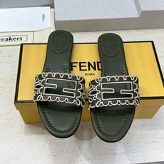芬迪 Fendi 2026春夏新款果冻色懒人沙滩女鞋 F家字母logo拼色电绣平底圆头镂空露趾凉拖鞋材质 芬迪 Fendi 2026春夏新款果冻色懒人沙滩女鞋 F家字母logo拼色电绣平底圆头镂空露趾凉拖鞋材质