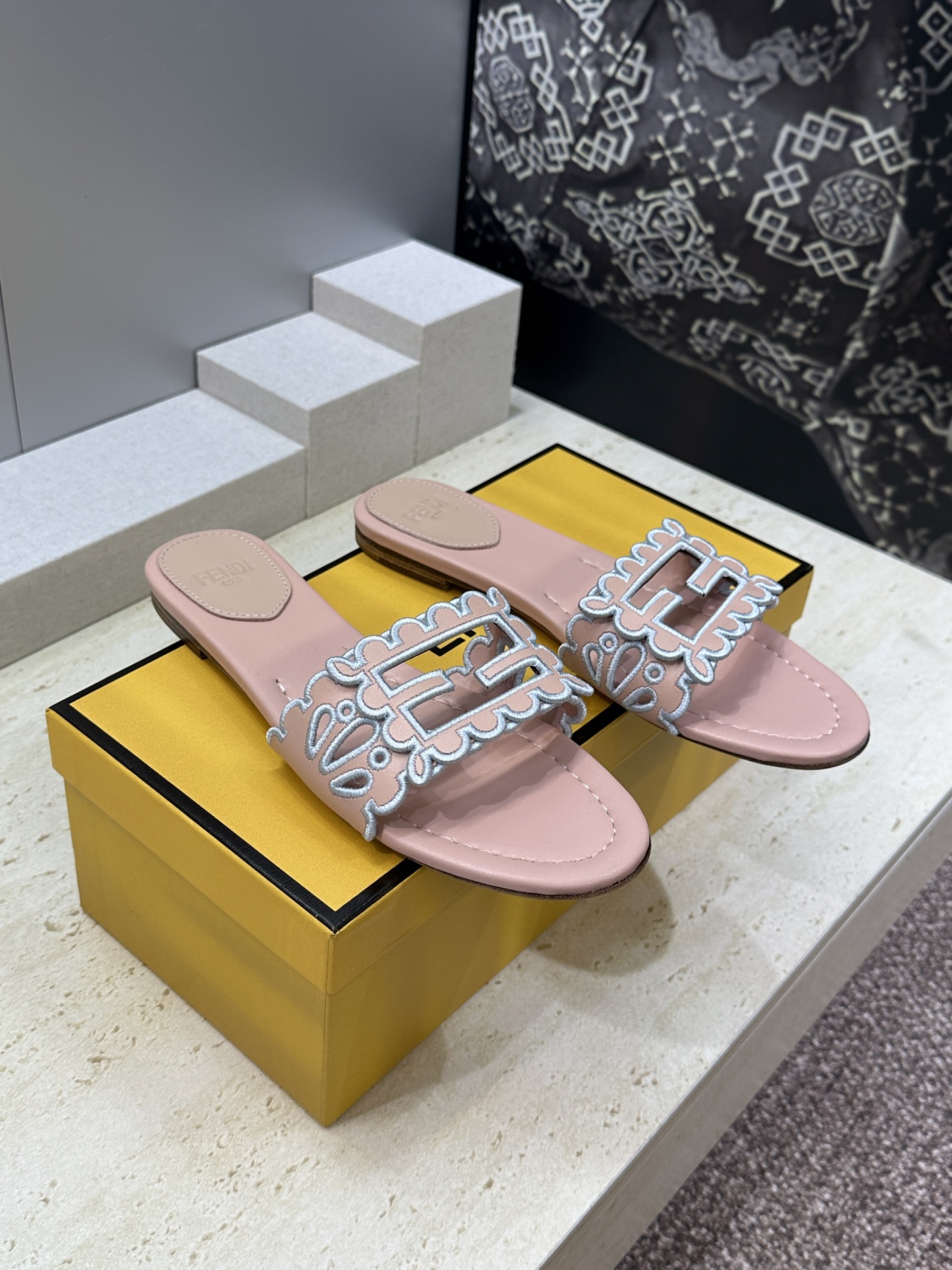 芬迪 Fendi 2026春夏新款果冻色懒人沙滩女鞋 F家字母logo拼色电绣平底圆头镂空露趾凉拖鞋材质