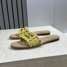 芬迪 Fendi 2026春夏新款果冻色懒人沙滩女鞋 F家字母logo拼色电绣平底圆头镂空露趾凉拖鞋材质 芬迪 Fendi 2026春夏新款果冻色懒人沙滩女鞋 F家字母logo拼色电绣平底圆头镂空露趾凉拖鞋材质