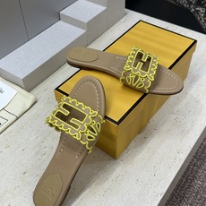 芬迪 Fendi 2026春夏新款果冻色懒人沙滩女鞋 F家字母logo拼色电绣平底圆头镂空露趾凉拖鞋材质 芬迪 Fendi 2026春夏新款果冻色懒人沙滩女鞋 F家字母logo拼色电绣平底圆头镂空露趾凉拖鞋材质