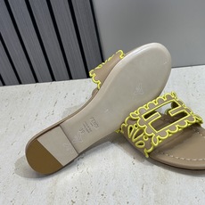 芬迪 Fendi 2026春夏新款果冻色懒人沙滩女鞋 F家字母logo拼色电绣平底圆头镂空露趾凉拖鞋材质 芬迪 Fendi 2026春夏新款果冻色懒人沙滩女鞋 F家字母logo拼色电绣平底圆头镂空露趾凉拖鞋材质
