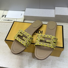 芬迪 Fendi 2026春夏新款果冻色懒人沙滩女鞋 F家字母logo拼色电绣平底圆头镂空露趾凉拖鞋材质 芬迪 Fendi 2026春夏新款果冻色懒人沙滩女鞋 F家字母logo拼色电绣平底圆头镂空露趾凉拖鞋材质