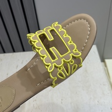 芬迪 Fendi 2026春夏新款果冻色懒人沙滩女鞋 F家字母logo拼色电绣平底圆头镂空露趾凉拖鞋材质 芬迪 Fendi 2026春夏新款果冻色懒人沙滩女鞋 F家字母logo拼色电绣平底圆头镂空露趾凉拖鞋材质
