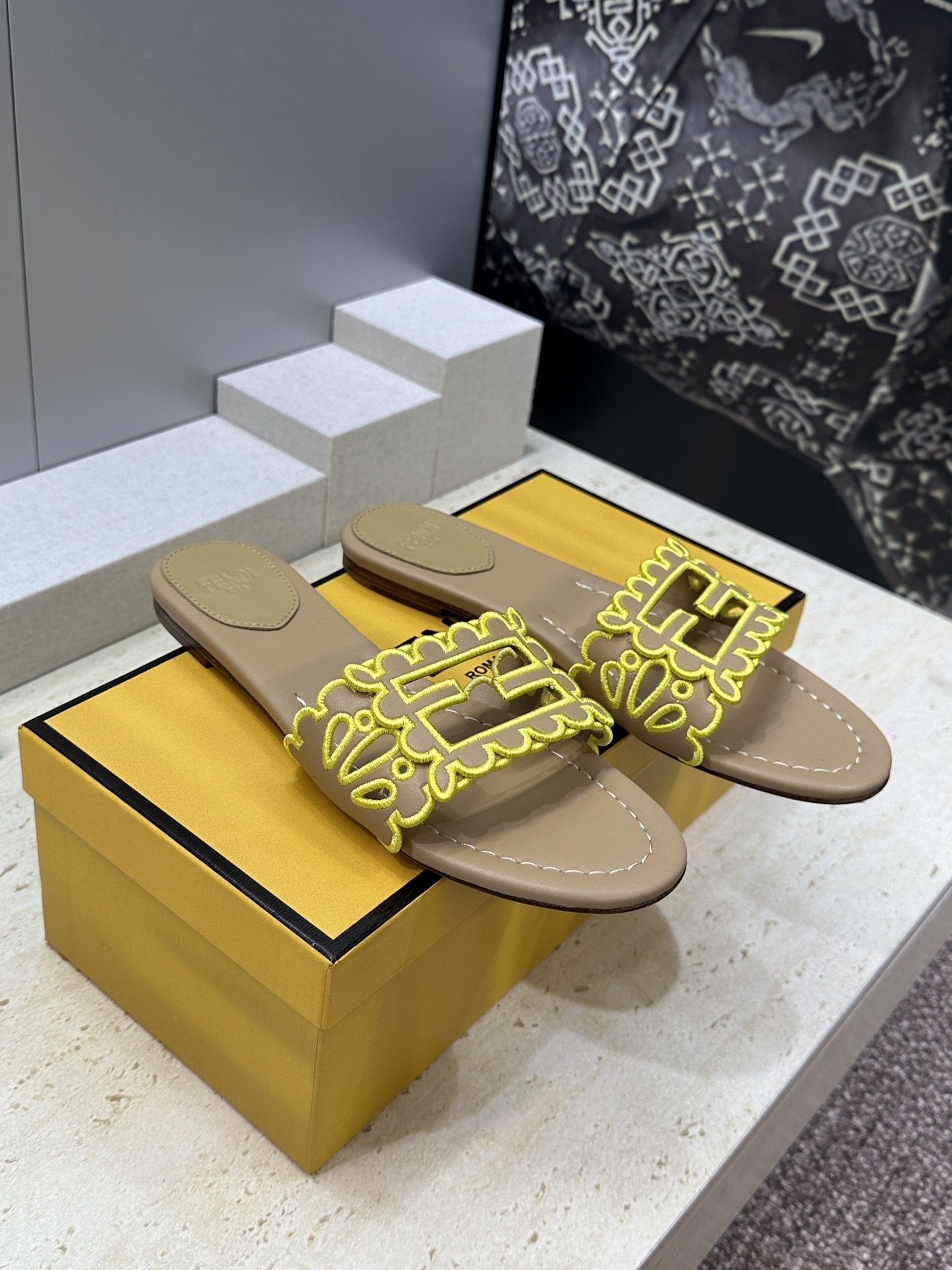 芬迪 Fendi 2026春夏新款果冻色懒人沙滩女鞋 F家字母logo拼色电绣平底圆头镂空露趾凉拖鞋材质