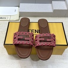 芬迪 Fendi 2026春夏新款果冻色懒人沙滩女鞋 F家字母logo拼色电绣平底圆头镂空露趾凉拖鞋材质 芬迪 Fendi 2026春夏新款果冻色懒人沙滩女鞋 F家字母logo拼色电绣平底圆头镂空露趾凉拖鞋材质