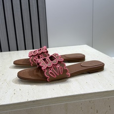 芬迪 Fendi 2026春夏新款果冻色懒人沙滩女鞋 F家字母logo拼色电绣平底圆头镂空露趾凉拖鞋材质 芬迪 Fendi 2026春夏新款果冻色懒人沙滩女鞋 F家字母logo拼色电绣平底圆头镂空露趾凉拖鞋材质