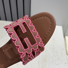 芬迪 Fendi 2026春夏新款果冻色懒人沙滩女鞋 F家字母logo拼色电绣平底圆头镂空露趾凉拖鞋材质 芬迪 Fendi 2026春夏新款果冻色懒人沙滩女鞋 F家字母logo拼色电绣平底圆头镂空露趾凉拖鞋材质