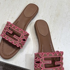 芬迪 Fendi 2026春夏新款果冻色懒人沙滩女鞋 F家字母logo拼色电绣平底圆头镂空露趾凉拖鞋材质 芬迪 Fendi 2026春夏新款果冻色懒人沙滩女鞋 F家字母logo拼色电绣平底圆头镂空露趾凉拖鞋材质