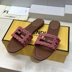 芬迪 Fendi 2026春夏新款果冻色懒人沙滩女鞋 F家字母logo拼色电绣平底圆头镂空露趾凉拖鞋材质 芬迪 Fendi 2026春夏新款果冻色懒人沙滩女鞋 F家字母logo拼色电绣平底圆头镂空露趾凉拖鞋材质
