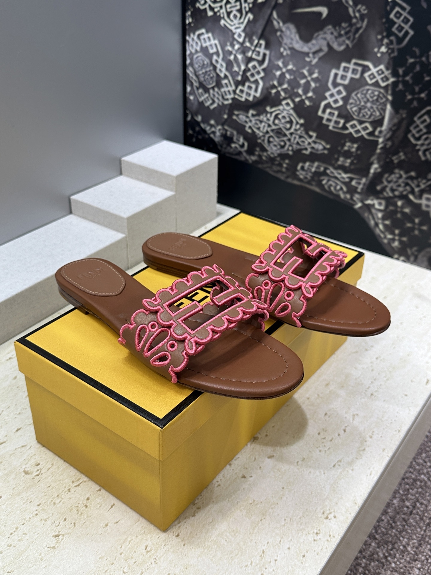 芬迪 Fendi 2026春夏新款果冻色懒人沙滩女鞋 F家字母logo拼色电绣平底圆头镂空露趾凉拖鞋材质