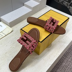 芬迪 Fendi 2026春夏新款果冻色懒人沙滩女鞋 F家字母logo拼色电绣平底圆头镂空露趾凉拖鞋材质 芬迪 Fendi 2026春夏新款果冻色懒人沙滩女鞋 F家字母logo拼色电绣平底圆头镂空露趾凉拖鞋材质