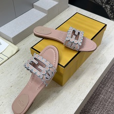 芬迪 Fendi 2026春夏新款果冻色懒人沙滩女鞋 F家字母logo拼色电绣平底圆头镂空露趾凉拖鞋材质 芬迪 Fendi 2026春夏新款果冻色懒人沙滩女鞋 F家字母logo拼色电绣平底圆头镂空露趾凉拖鞋材质