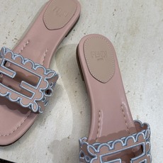 芬迪 Fendi 2026春夏新款果冻色懒人沙滩女鞋 F家字母logo拼色电绣平底圆头镂空露趾凉拖鞋材质 芬迪 Fendi 2026春夏新款果冻色懒人沙滩女鞋 F家字母logo拼色电绣平底圆头镂空露趾凉拖鞋材质