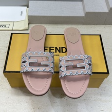 芬迪 Fendi 2026春夏新款果冻色懒人沙滩女鞋 F家字母logo拼色电绣平底圆头镂空露趾凉拖鞋材质 芬迪 Fendi 2026春夏新款果冻色懒人沙滩女鞋 F家字母logo拼色电绣平底圆头镂空露趾凉拖鞋材质