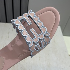 芬迪 Fendi 2026春夏新款果冻色懒人沙滩女鞋 F家字母logo拼色电绣平底圆头镂空露趾凉拖鞋材质 芬迪 Fendi 2026春夏新款果冻色懒人沙滩女鞋 F家字母logo拼色电绣平底圆头镂空露趾凉拖鞋材质