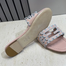 芬迪 Fendi 2026春夏新款果冻色懒人沙滩女鞋 F家字母logo拼色电绣平底圆头镂空露趾凉拖鞋材质 芬迪 Fendi 2026春夏新款果冻色懒人沙滩女鞋 F家字母logo拼色电绣平底圆头镂空露趾凉拖鞋材质