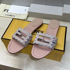 芬迪 Fendi 2026春夏新款果冻色懒人沙滩女鞋 F家字母logo拼色电绣平底圆头镂空露趾凉拖鞋材质 芬迪 Fendi 2026春夏新款果冻色懒人沙滩女鞋 F家字母logo拼色电绣平底圆头镂空露趾凉拖鞋材质