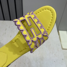 芬迪 Fendi 2026春夏新款果冻色懒人沙滩女鞋 F家字母logo拼色电绣平底圆头镂空露趾凉拖鞋材质 芬迪 Fendi 2026春夏新款果冻色懒人沙滩女鞋 F家字母logo拼色电绣平底圆头镂空露趾凉拖鞋材质