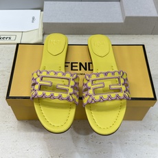 芬迪 Fendi 2026春夏新款果冻色懒人沙滩女鞋 F家字母logo拼色电绣平底圆头镂空露趾凉拖鞋材质 芬迪 Fendi 2026春夏新款果冻色懒人沙滩女鞋 F家字母logo拼色电绣平底圆头镂空露趾凉拖鞋材质