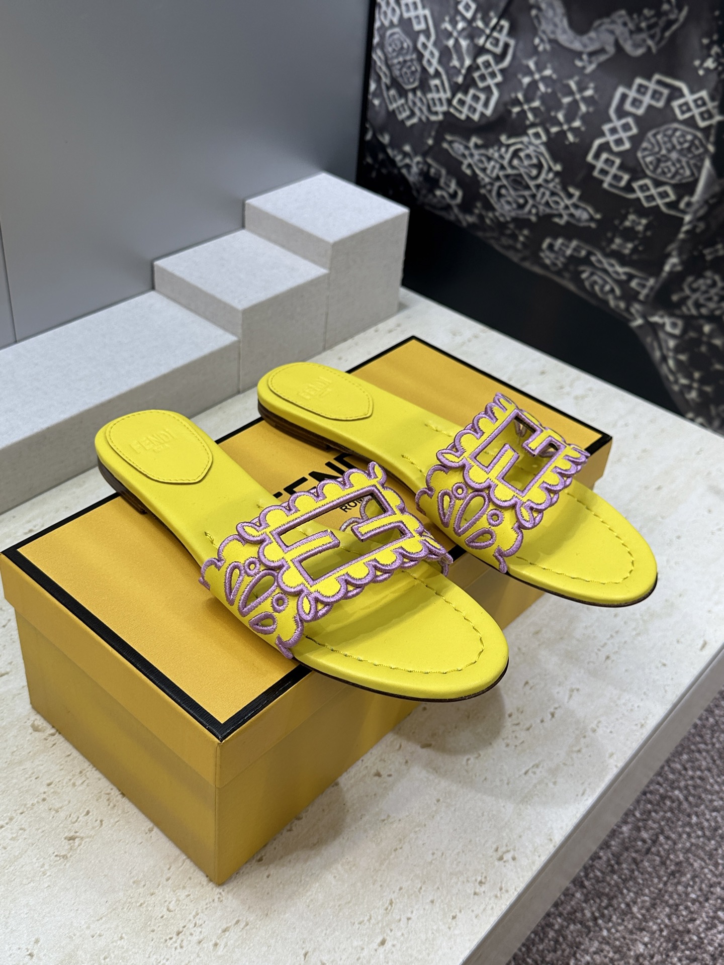 芬迪 Fendi 2026春夏新款果冻色懒人沙滩女鞋 F家字母logo拼色电绣平底圆头镂空露趾凉拖鞋材质