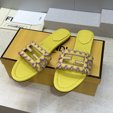芬迪 Fendi 2026春夏新款果冻色懒人沙滩女鞋 F家字母logo拼色电绣平底圆头镂空露趾凉拖鞋材质 芬迪 Fendi 2026春夏新款果冻色懒人沙滩女鞋 F家字母logo拼色电绣平底圆头镂空露趾凉拖鞋材质