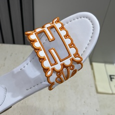 芬迪 Fendi 2026春夏新款果冻色懒人沙滩女鞋 F家字母logo拼色电绣平底圆头镂空露趾凉拖鞋材质 芬迪 Fendi 2026春夏新款果冻色懒人沙滩女鞋 F家字母logo拼色电绣平底圆头镂空露趾凉拖鞋材质