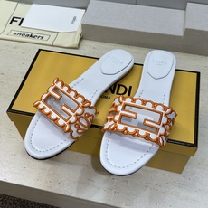 芬迪 Fendi 2026春夏新款果冻色懒人沙滩女鞋 F家字母logo拼色电绣平底圆头镂空露趾凉拖鞋材质 芬迪 Fendi 2026春夏新款果冻色懒人沙滩女鞋 F家字母logo拼色电绣平底圆头镂空露趾凉拖鞋材质