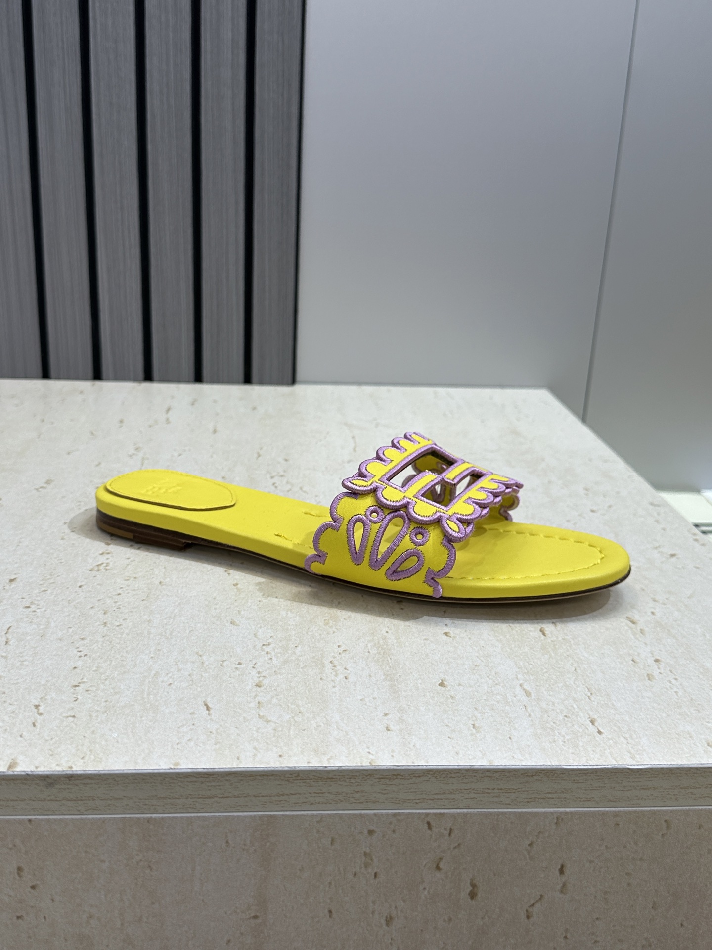 芬迪 Fendi 2026春夏新款果冻色懒人沙滩女鞋 F家字母logo拼色电绣平底圆头镂空露趾凉拖鞋材质 芬迪 Fendi 2026春夏新款果冻色懒人沙滩女鞋 F家字母logo拼色电绣平底圆头镂空露趾凉拖鞋材质