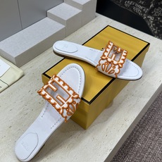 芬迪 Fendi 2026春夏新款果冻色懒人沙滩女鞋 F家字母logo拼色电绣平底圆头镂空露趾凉拖鞋材质 芬迪 Fendi 2026春夏新款果冻色懒人沙滩女鞋 F家字母logo拼色电绣平底圆头镂空露趾凉拖鞋材质