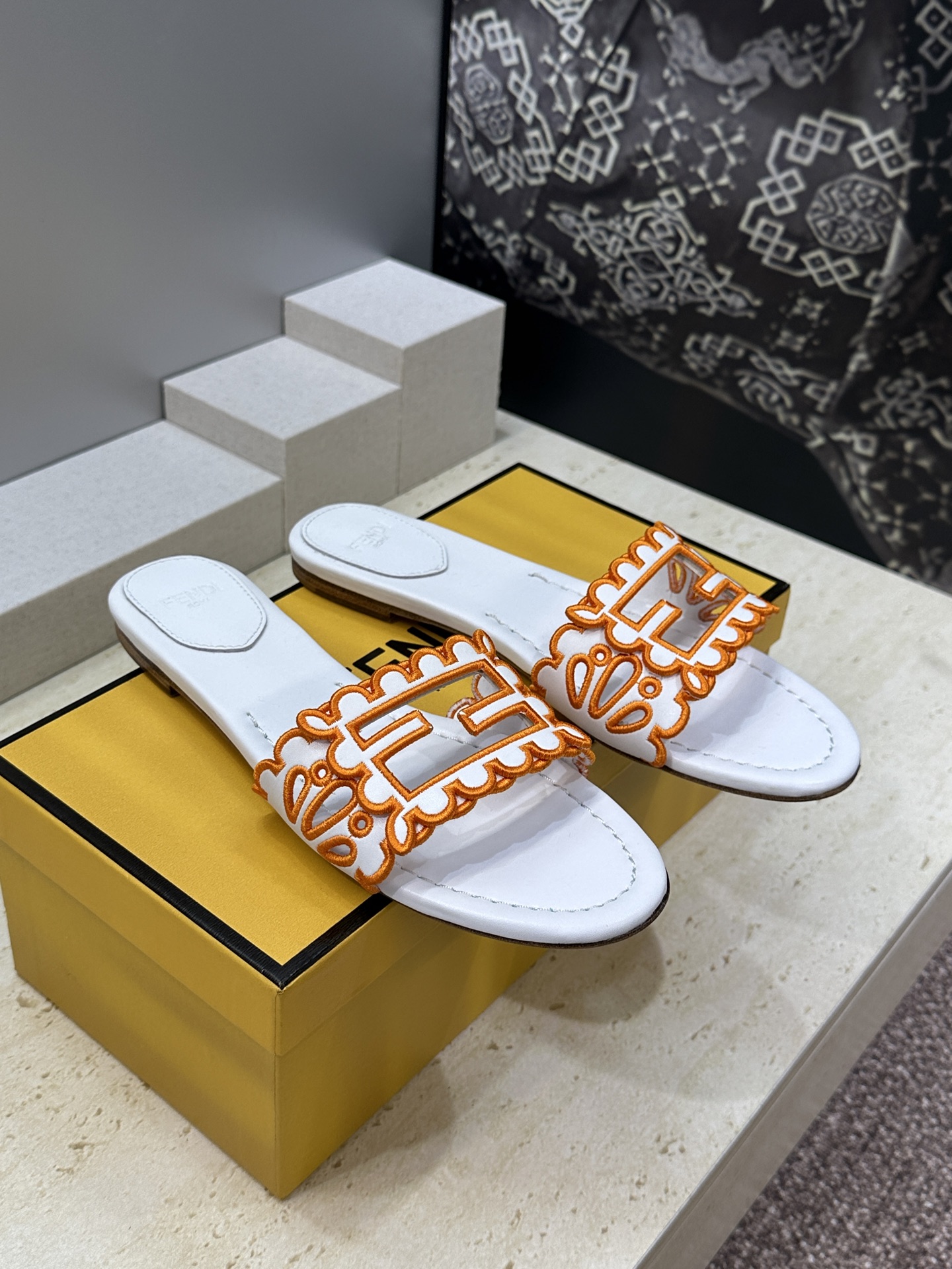 芬迪 Fendi 2026春夏新款果冻色懒人沙滩女鞋 F家字母logo拼色电绣平底圆头镂空露趾凉拖鞋材质